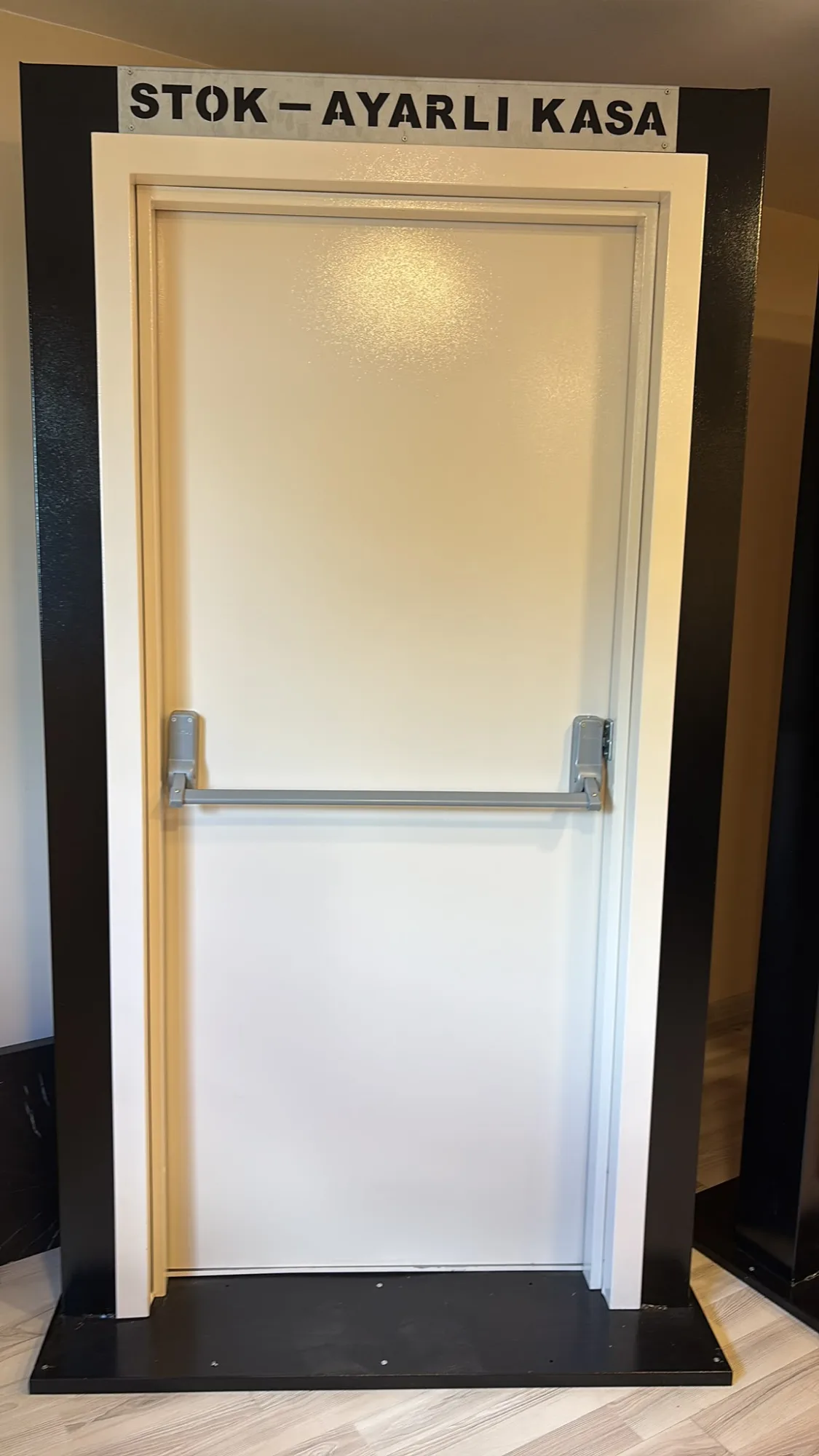 90 × 202 cm tek kanatlı sarma kasa panik barlı E120 yangın kapısı