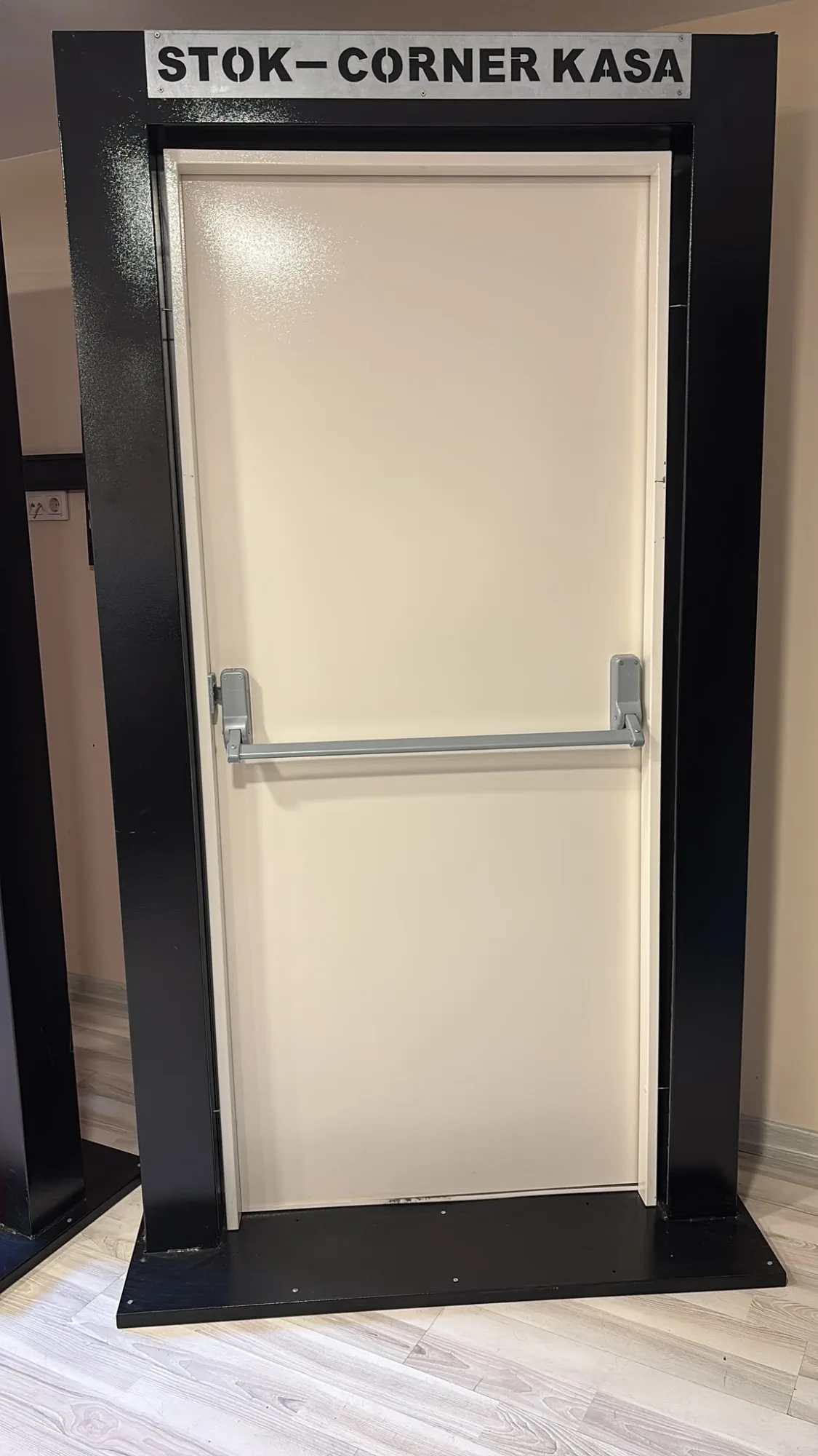 Tek kanatlı corner kasa E120 panik barlı çelik yangın kapısı
